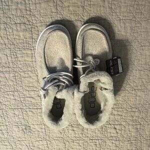 NWT Grey fur line Hey Dude Women's Size 9